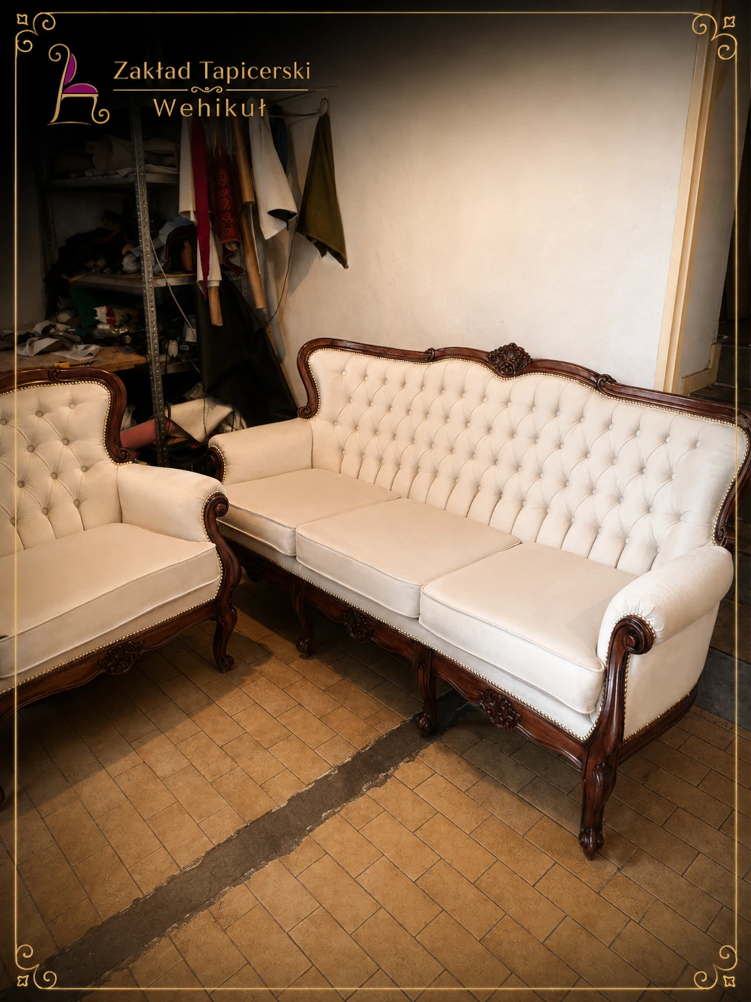 Stylowa sofa w jasnej pikowanej tapicerce